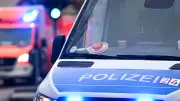 Schulbus kollidiert mit Auto auf A66-Auffahrt – eine Verletzte
