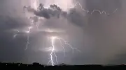 Schutz vor Blitzschlag: Verhalten bei Gewitter im Freien