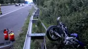 Schwerer Unfall auf A555: Motorradfahrer lebensgefährlich verletzt