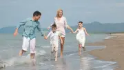 Sommerkleidung für Babys und Kinder: So schützen Sie vor Hitze