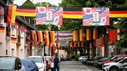 Sommermärchen 2.0: Deutsche Straße in Fahnen-Meer zur WM