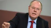 Steinbrück schlägt neue AfD-Strategie vor: Entradikalisierung statt Verbotsverfahren