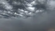 Stürmische Gewitter am Feiertag: Unwetterwarnung für NRW