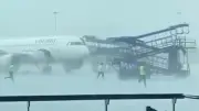 Sturmböe drückt Gangway in Air-India-Maschinen auf Flughafen Delhi