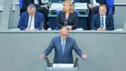 Technikpanne zu Beginn: Merz hält Rückchen-Rede im Bundestag