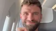 Thomas Müller schickt kultige Grüße aus dem Flieger nach Mexiko