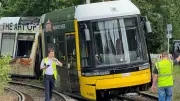 Tram entgleist: Anwohner berichten von Explosion in Berlin