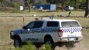 Treibsandelampe: Frau und Hund versinken am Strand von Adelaide