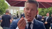 Ungarns Premier Magyar genießt erste Berliner Currywurst nach Merz-Treffen