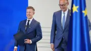 Ungarns Premier Peter Magyar genießt Currywurst und Bier in Berlin