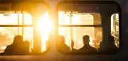 Warum Busse und Bahnen bei Hitze so unerträglich heiß sind