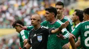 WM-Auftakt: Schiedsrichter-Urteil sorgt für Spott und Englisch-Diskussion