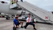 WM-Fieber auf Curacao: Fan tanzt mit Pilot auf Rollfeld