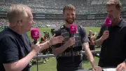 WM-Hitze: Müller präsentiert Kühlweste im Live-TV