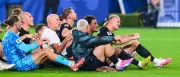 WM-Hype: US-Polizisten empfangen Norwegen mit Ruder-Einlage
