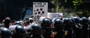 WM-Proteste in Mexiko-Stadt: Lehrer stürzen Skulpturen um