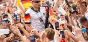 WM-Songs 2026: Shakira, Helene Fischer, Killermichel – wer macht die beste Hymne?