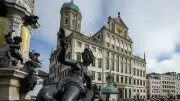 Zwei Männer klettern über Gerüst in Augsburger Rathaus und werden festgenommen