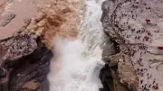 Zweifarbiger Wasserfall in China: Seltenes Naturschauspiel nach Regen