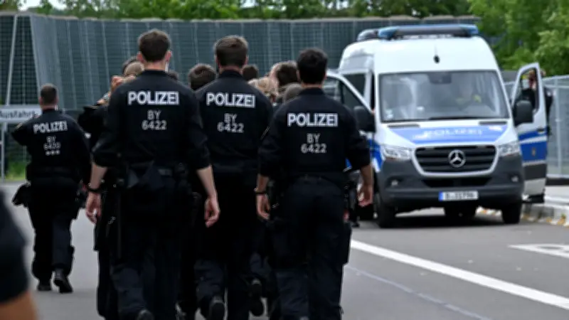 10.000 Polizisten schützen AfD-Parteitag in Erfurt: Depots mit Pflastersteinen entdeckt