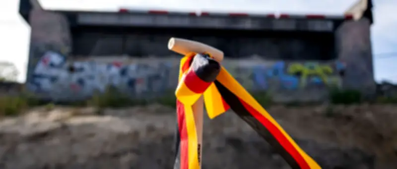 A100: Neue Brückenteile werden eingehoben – S-Bahn gesperrt