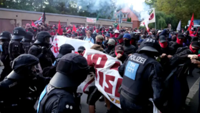 AfD-Bundesparteitag in Erfurt: Großaufgebot der Polizei gegen 50.000 Demonstranten