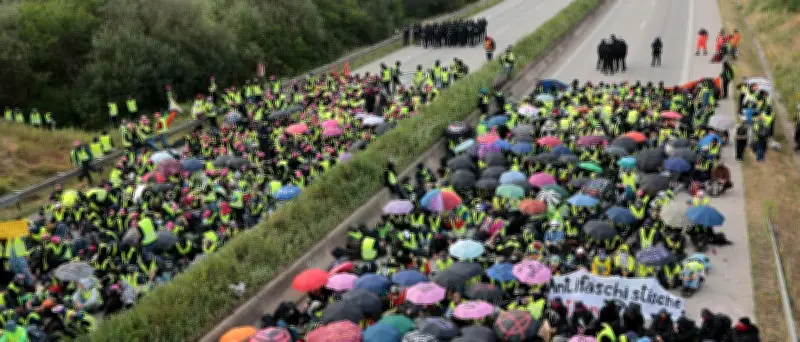 AfD-Parteitag in Erfurt: 15.000 Demonstranten, Blockaden, aber Start wie geplant