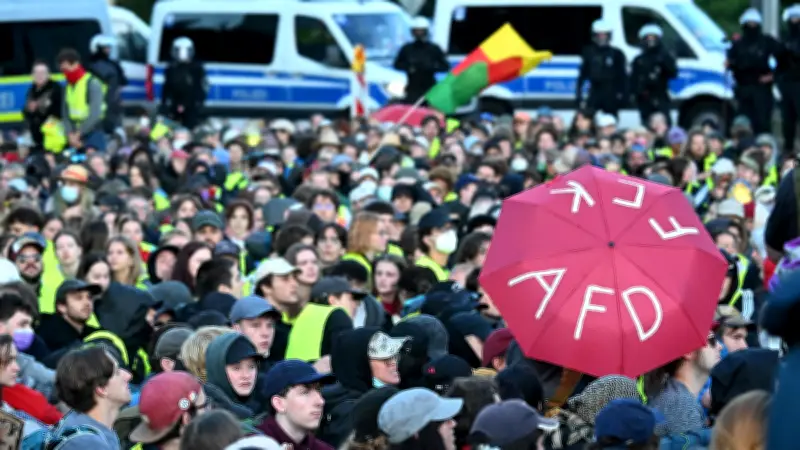 AfD-Parteitag in Erfurt trotz Protesten und Blockaden gestartet
