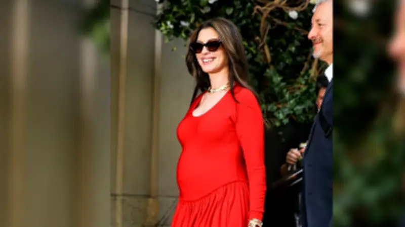 Anne Hathaway zeigt stolz ihren Babybauch in knallrotem Look