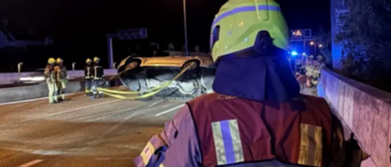 Auto überschlägt sich auf Berliner Stadtautobahn A100 – Fahrer leicht verletzt