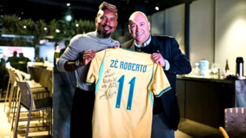 Bayer-CEO Carro trifft Legende Zé Roberto in Brasilien