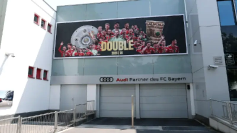 Bayern-Flop Boey überraschend auf neuem Double-Banner an Säbener Straße