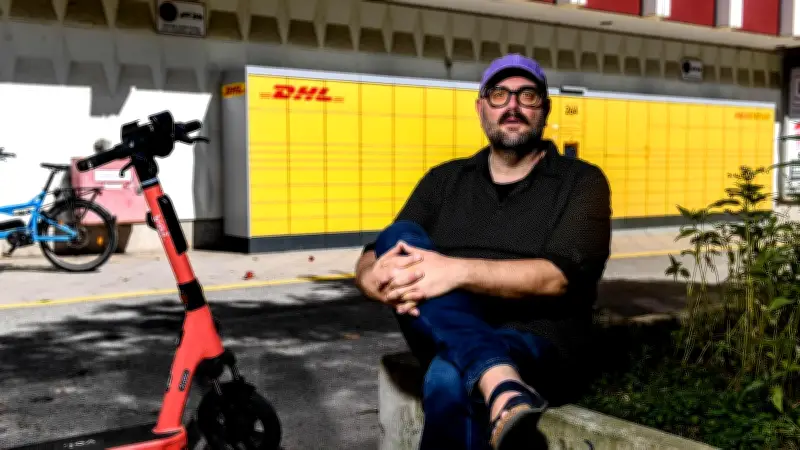Berlin: E-Scooter-Rüpel schlägt und bespuckt Opfer – Umstehende schauen zu