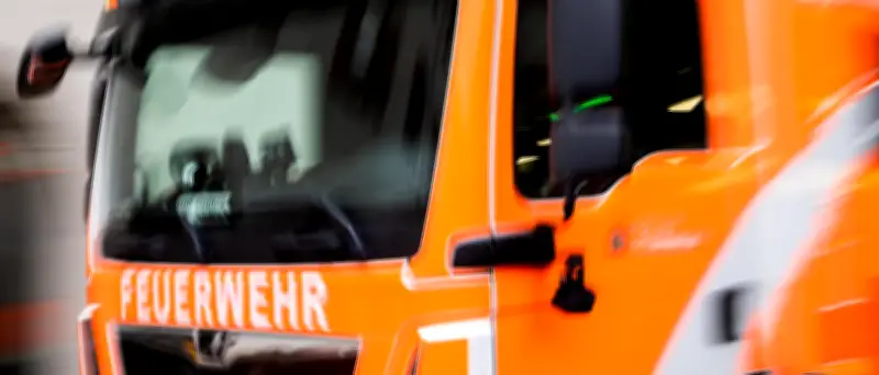 Berliner Feuerwehr rettet eingeklemmten Arbeiter nach Bauaufzug-Unfall
