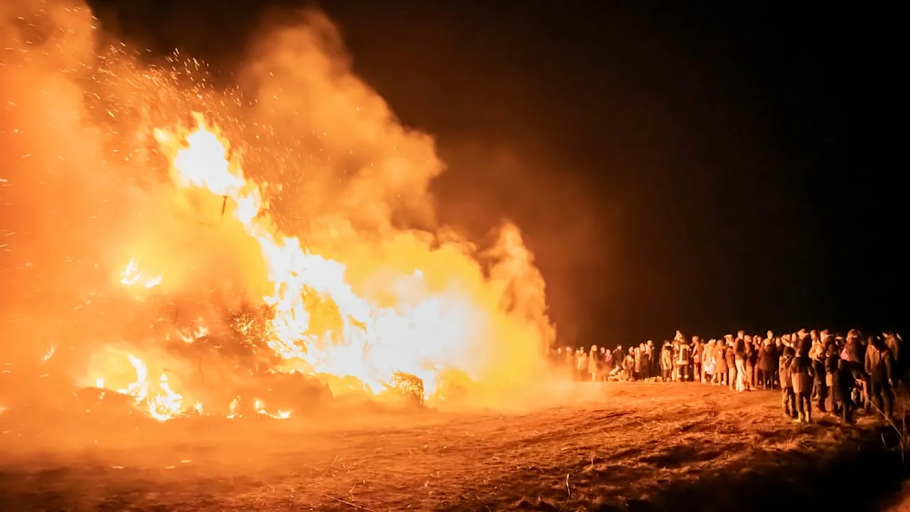Biikebrennen 2026: Nordfrieslands Küste erstrahlt in Flammen
