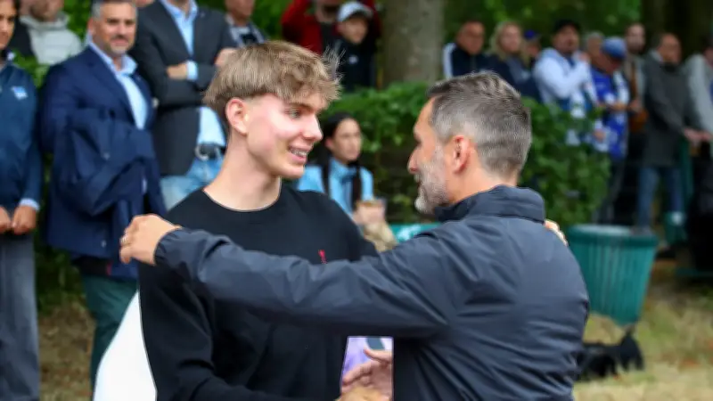 Blitzbesuch von Wunderkind Eichhorn: Hertha-Trainer Leitl gerührt