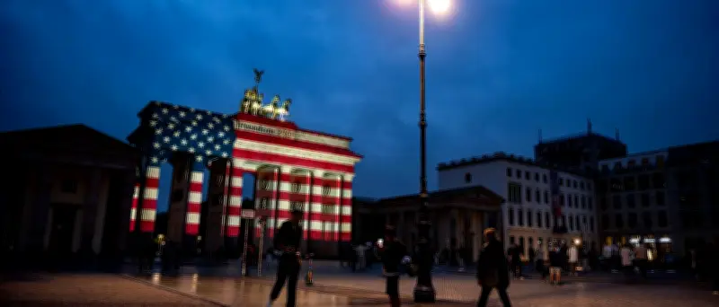 Brandenburger Tor in US-Farben: Berlin feiert 250. Jahrestag der USA