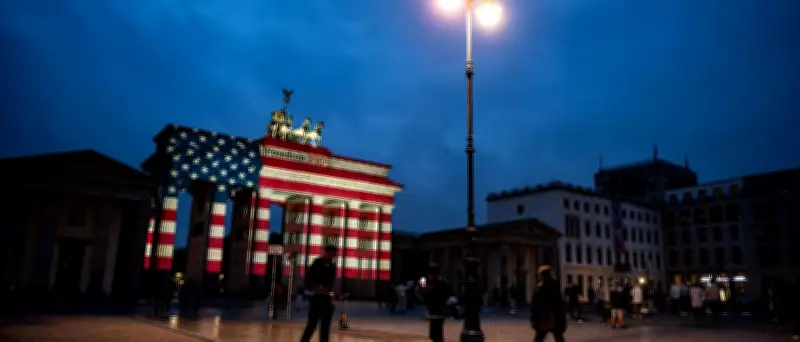 Brandenburger Tor leuchtet in US-Farben zum 250. Jahrestag