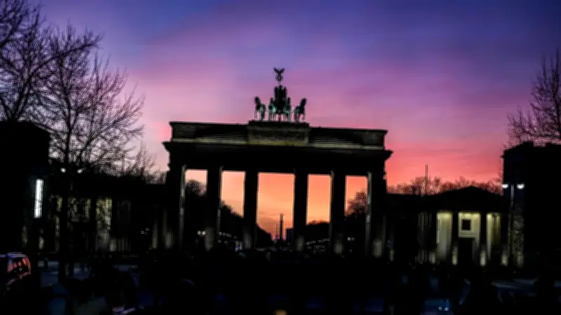 Brandenburger Tor leuchtet zu US-Jubiläum in Blau-Weiß-Rot