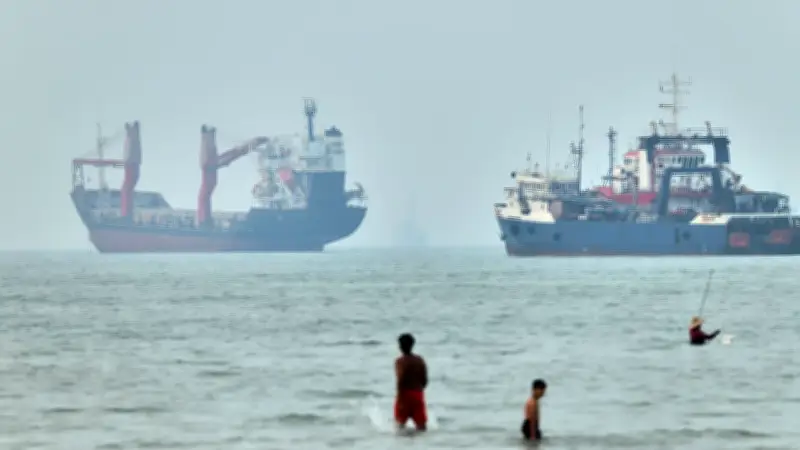 Containerschiff in der Straße von Hormus auf Grund gelaufen