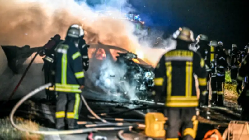 Crash beim Überholen: Zwei Menschen verbrennen in Elektroauto auf L1165