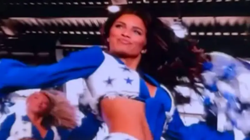 Dallas Cowboys Cheerleader begeistern WM-Fans mit Sportartwechsel