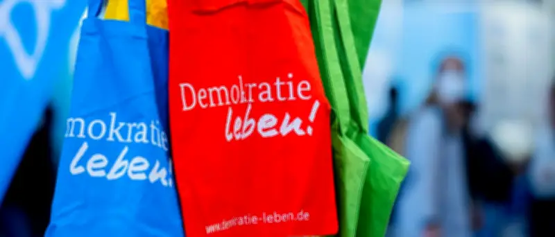 Demokratie leben: Strengere Auflagen und Verfassungsschutz-Prüfung für Projekte
