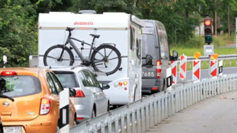 Deutschlands erste Regen-Ampel: 1,7-Millionen-Euro-Straße wird zur Dauerbaustelle