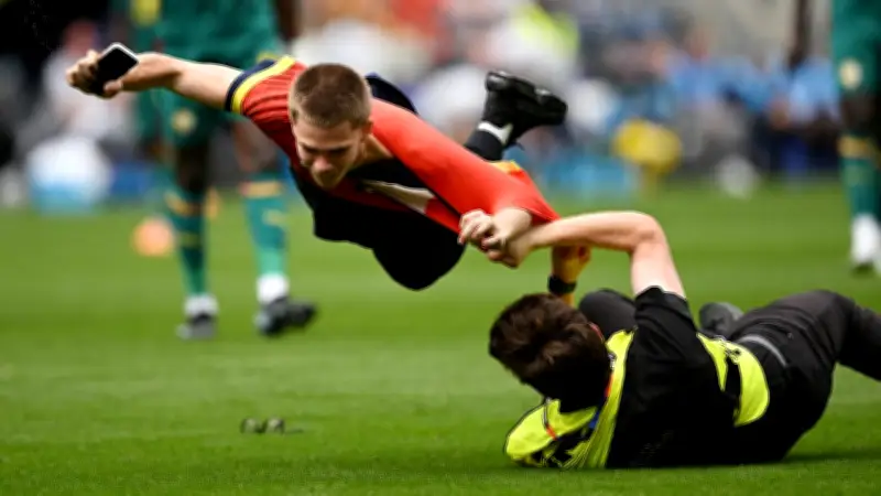Drei Flitzer stürmen den Platz bei Belgiens WM-Sieg gegen Senegal