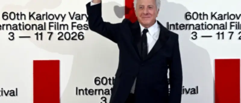 Dustin Hoffman erhält Kristallglobus in Karlsbad – Auszeichnung und „Die Reifeprüfung“