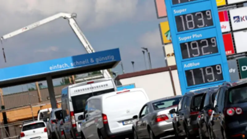 Ende des Tankrabatts: Spritpreise steigen – ADAC gibt wichtige Ratschläge