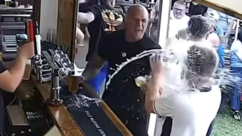 Englische Fans feiern Kane-Tor mit witziger Bierdusche