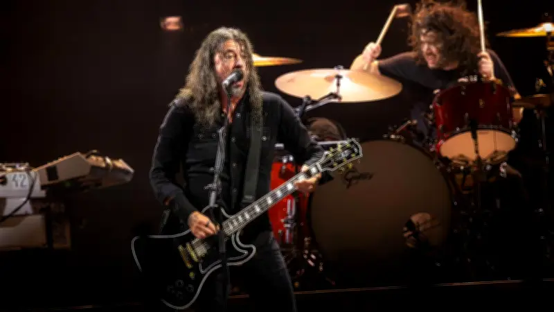 Foo Fighters trotzen Unwetter: 70.000 Fans im Olympiastadion Berlin