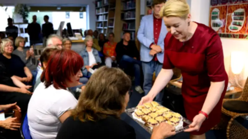 Franziska Giffey stellt Kochbuch vor und verschenkt es in Berlin